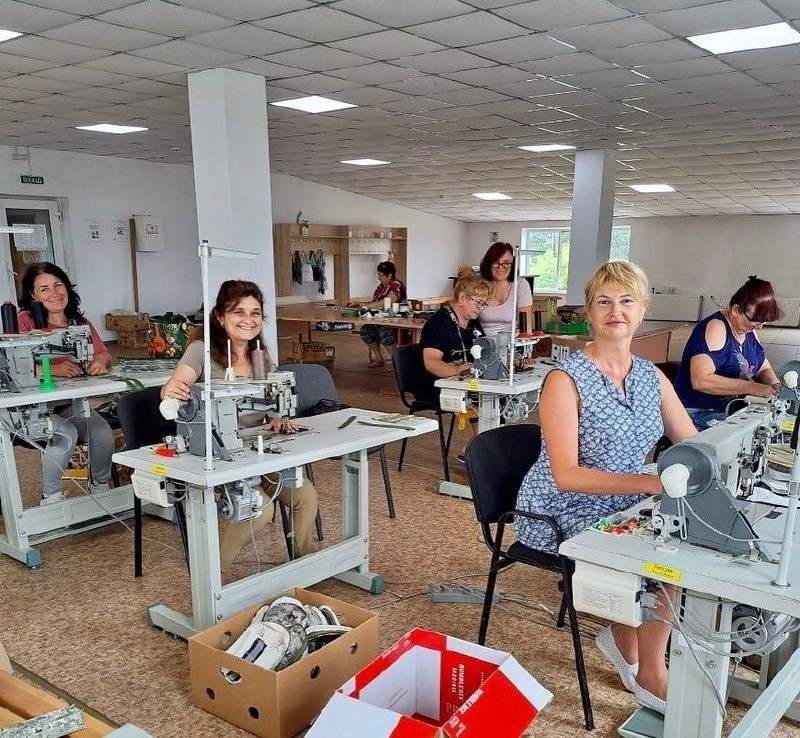 У Сарнах волонтерки шиють амуніцію для військових.
