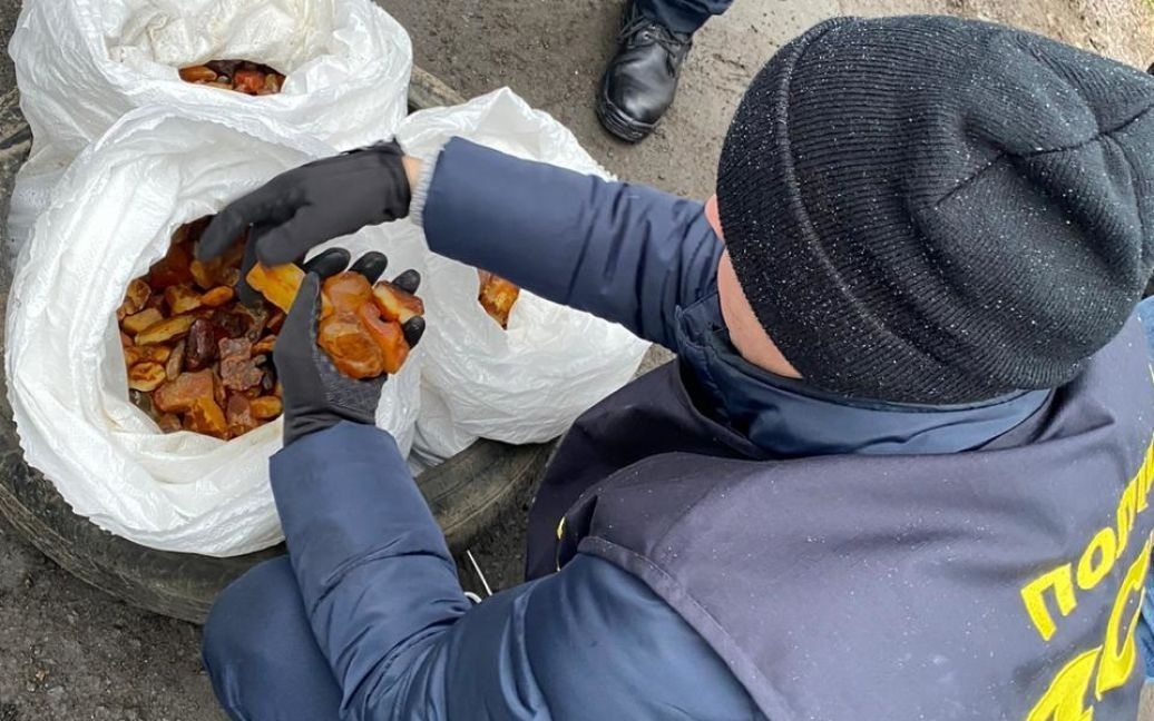Поліція вилучає 33 кілограми бурштину з автомобіля обвинуваченого 