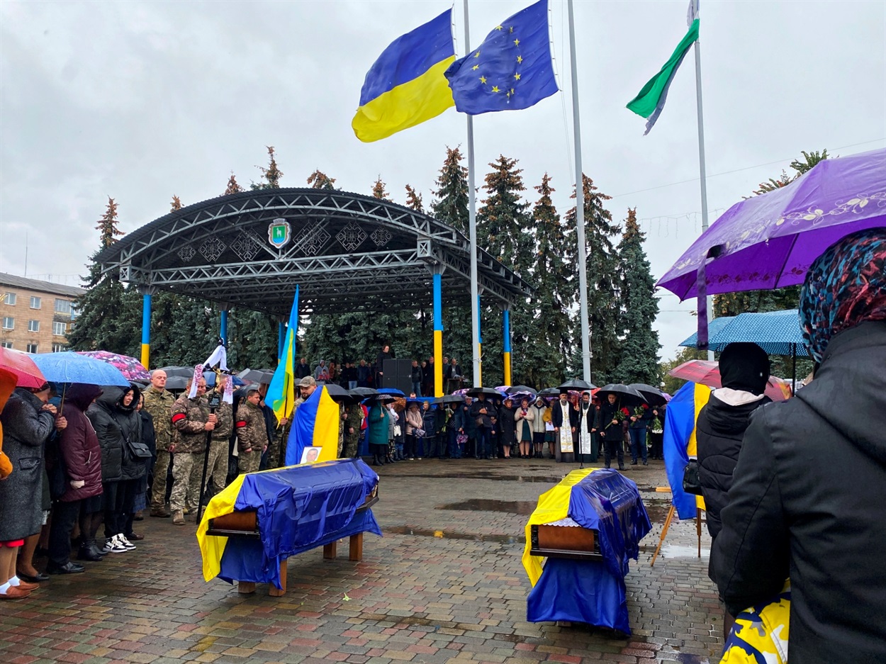 Прощання із загиблими воїнами.