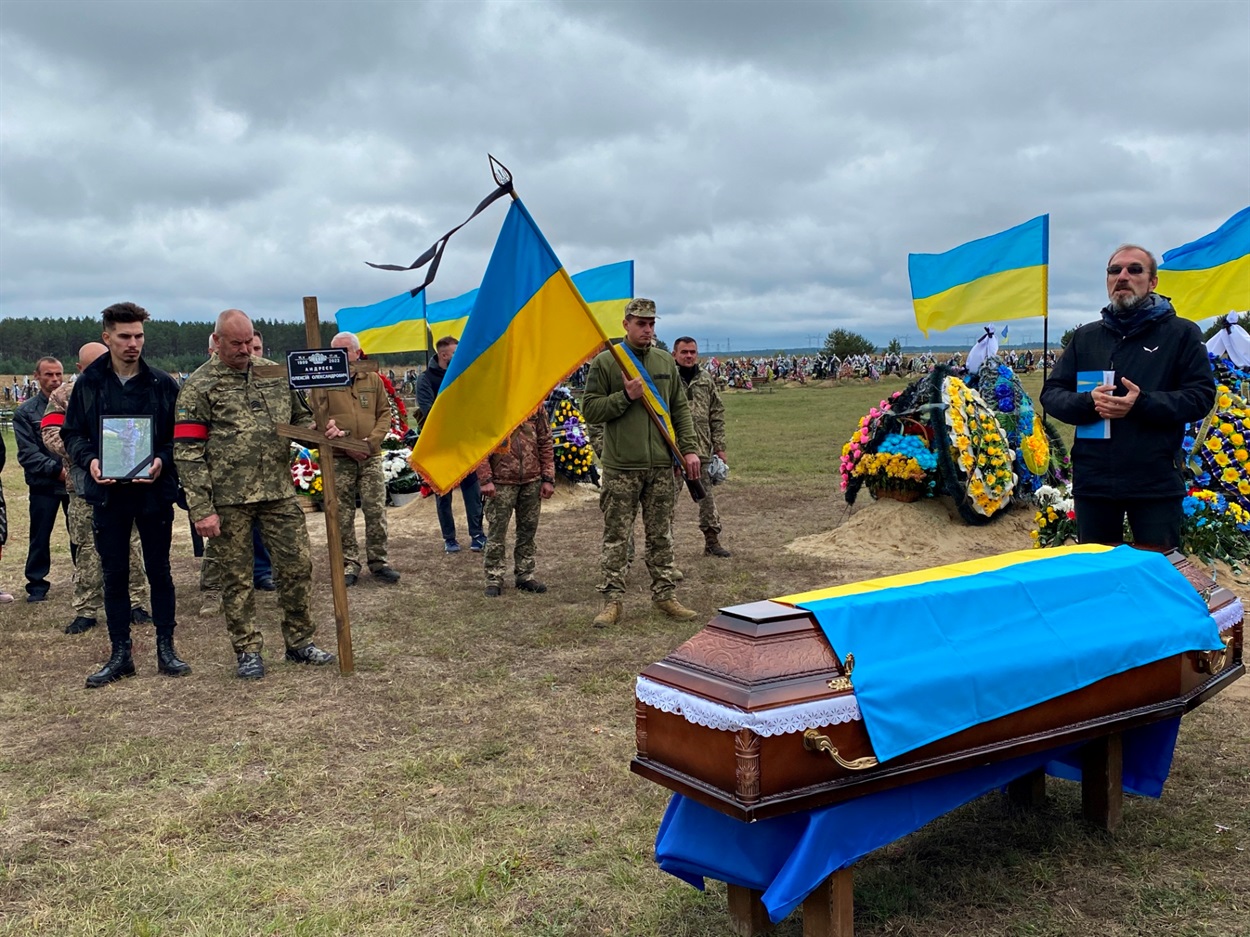 Поховання загиблого воїна.