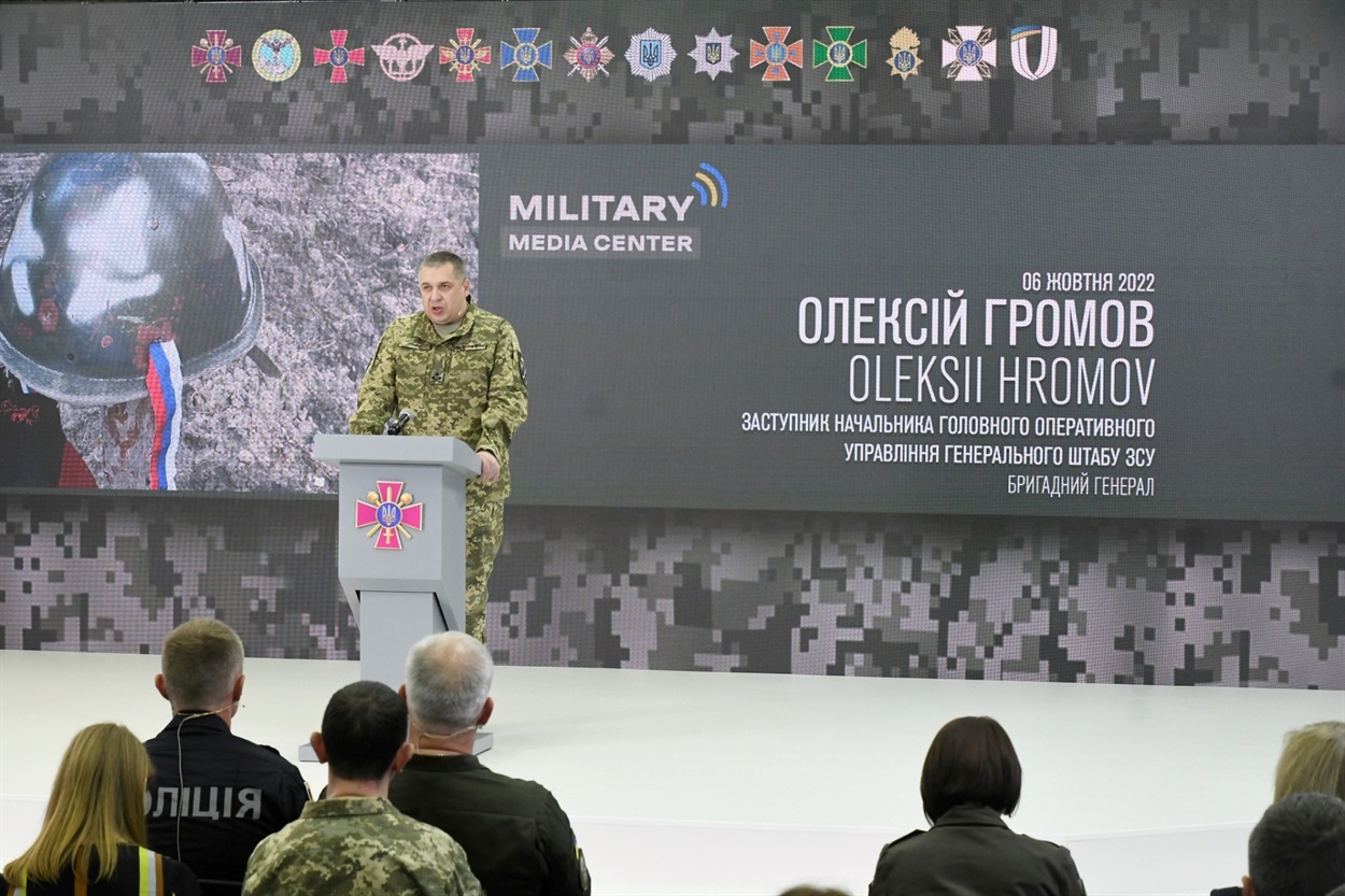 Начальник Головного оперативного управління Генерального штабу Збройних Сил України, бригадний генерал Олексій Громов на брифінгу.