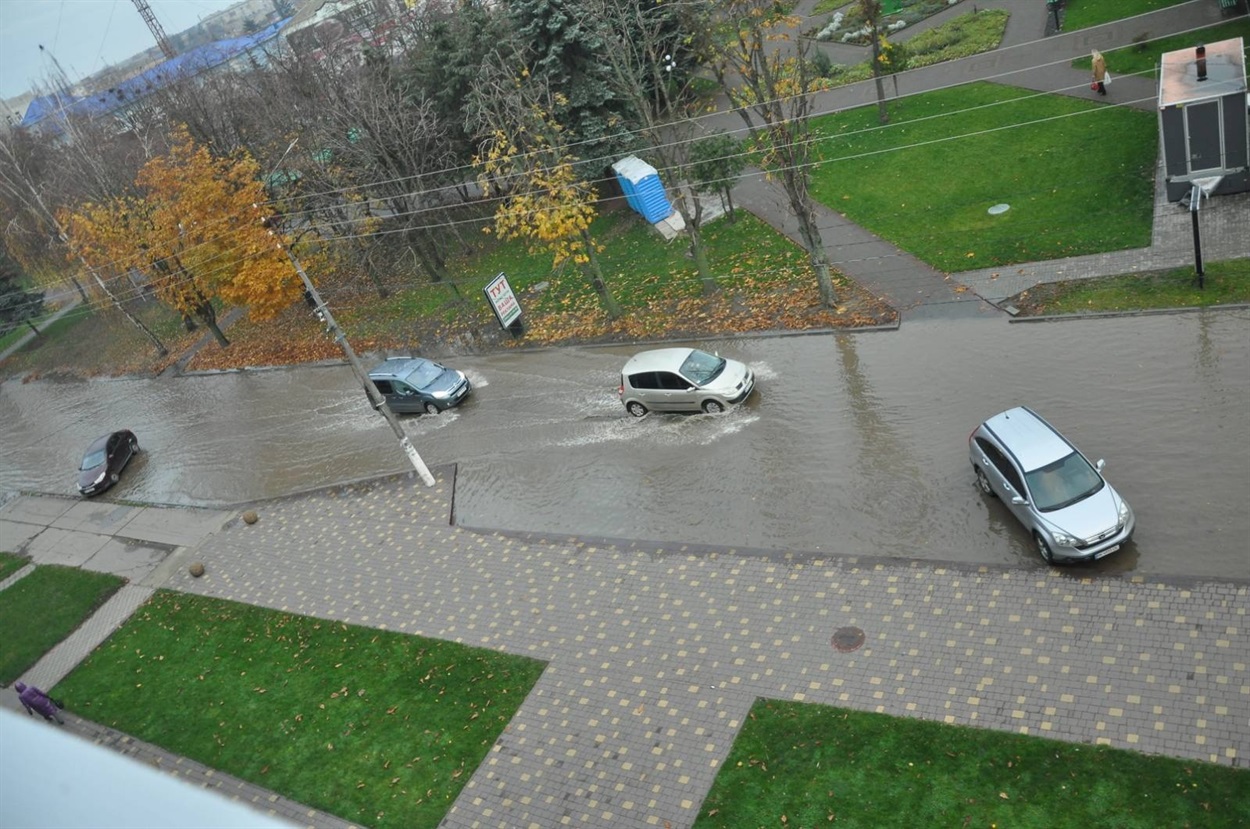Вулиця Широка у воді.