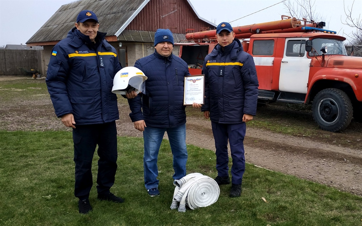 В’ячеслав Ніколайчук разом із колегами-рятувальниками.