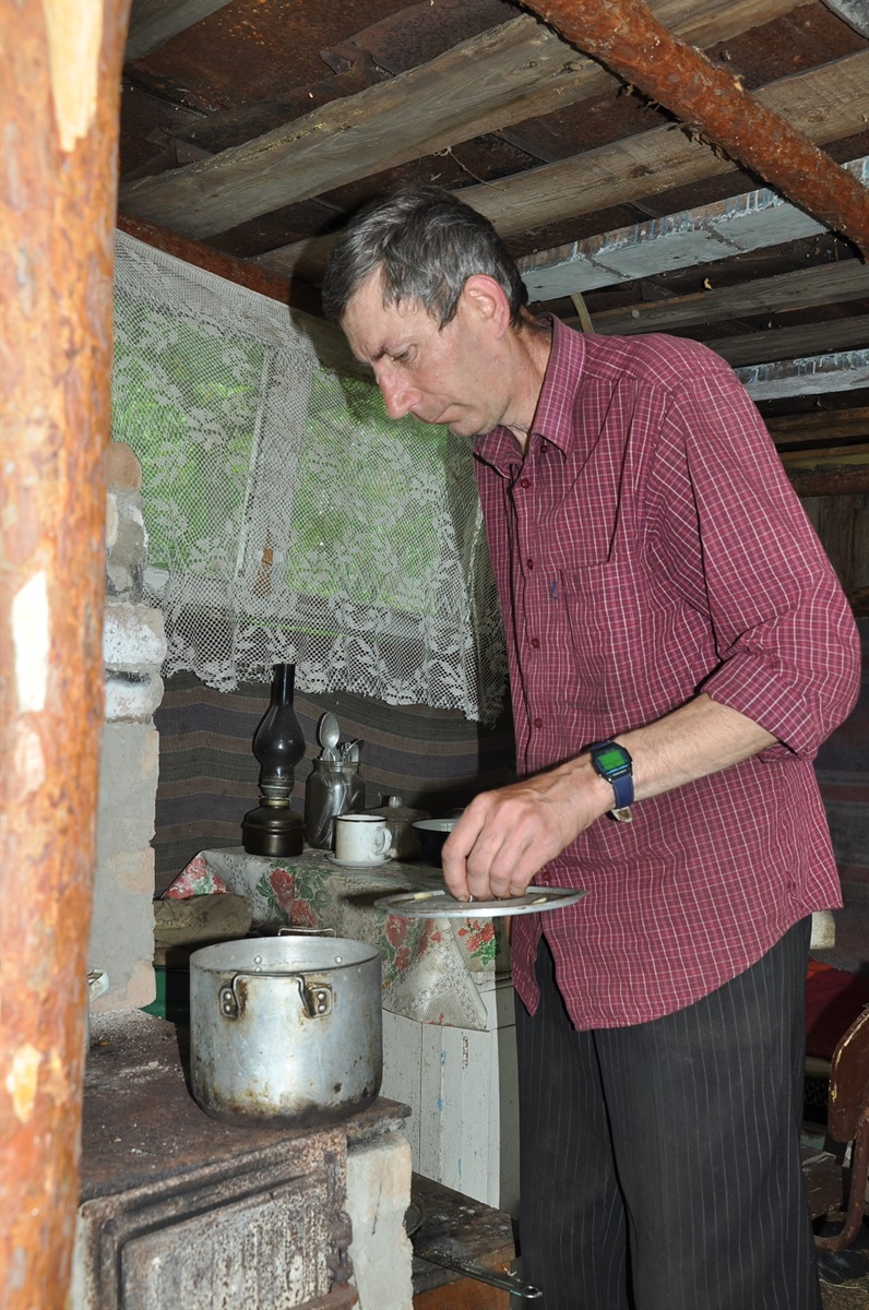 Іван Ніколайчук живе у будинку без світла, води та газу.
