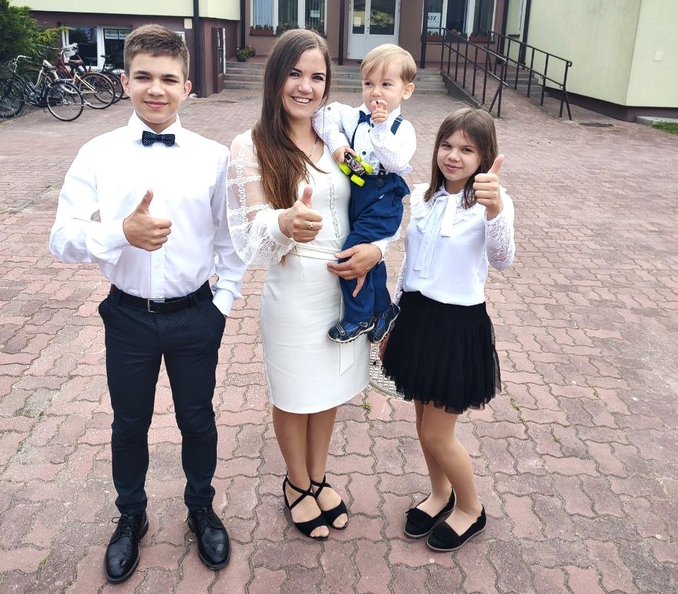 Олексійко на останньому дзвонику в старших братика та сестрички.