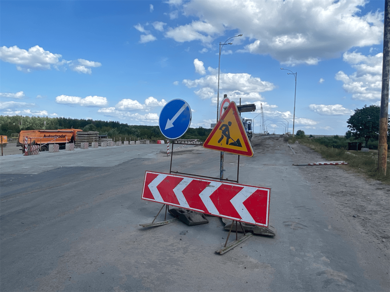 Ремонт на мосту через Случ.