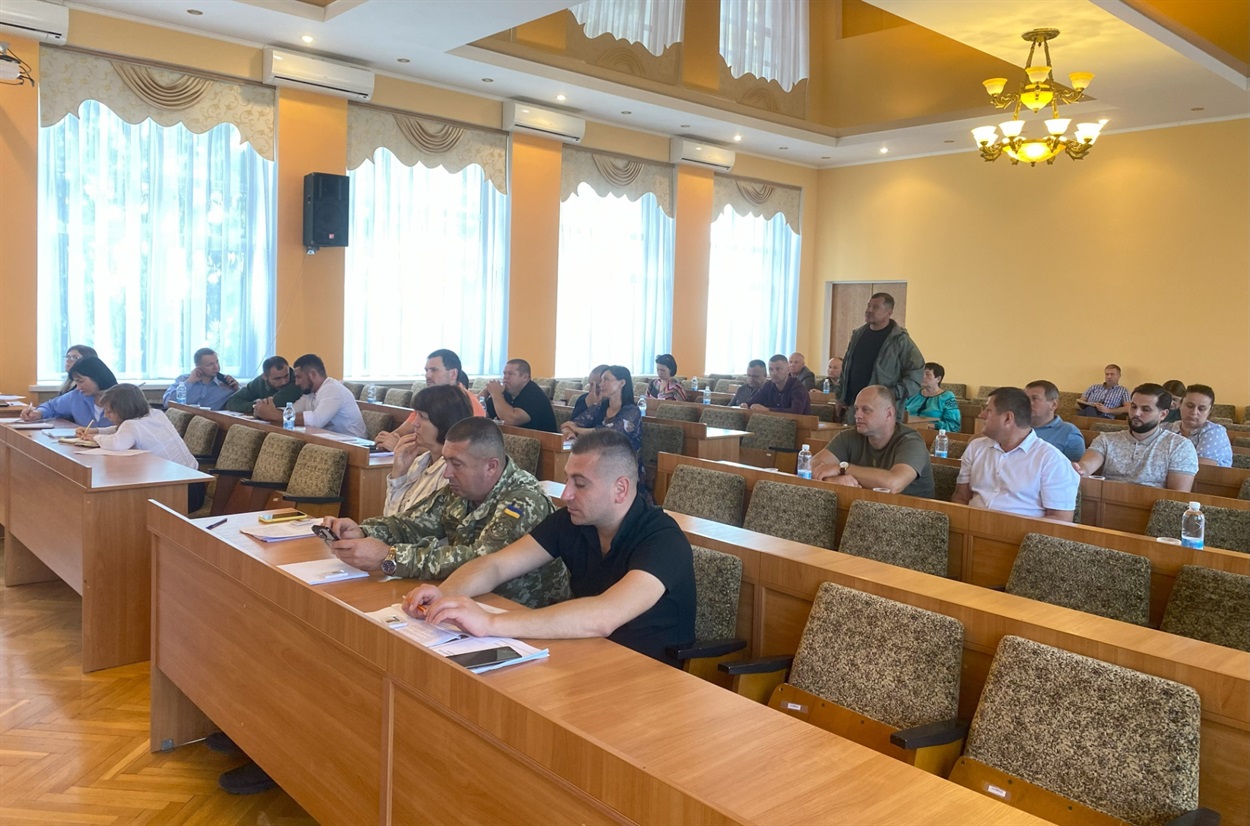 Із сесійної зали районної ради.