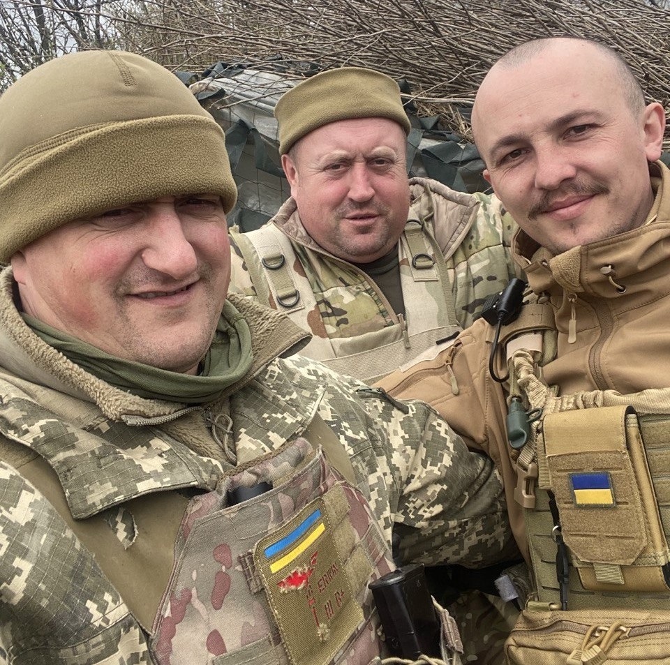«Дев’ятий», командир третьої стрілецької роти (праворуч).
