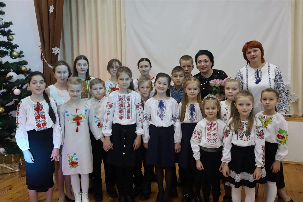Вихованці вокального класу разом із викладачами.