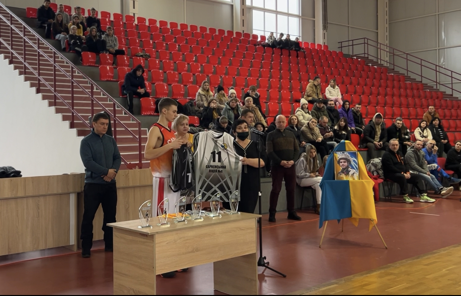 Ілля Денисевич отримує нову баскетбольну форму ліцеїстів.