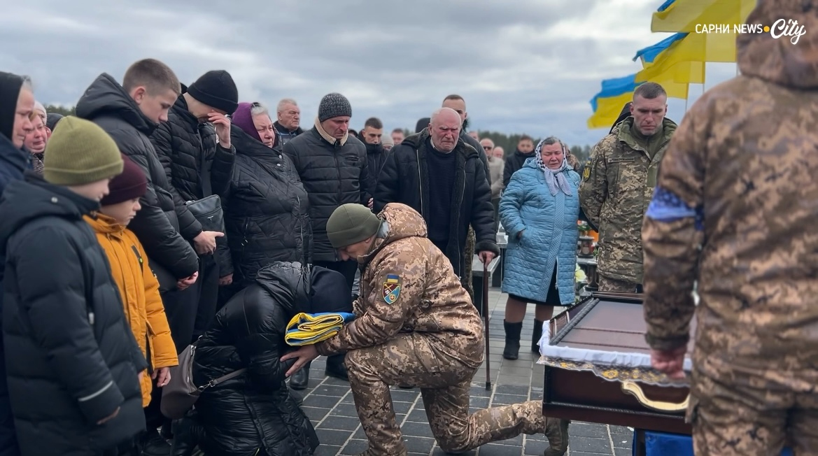 Вручення рідним прапора України.