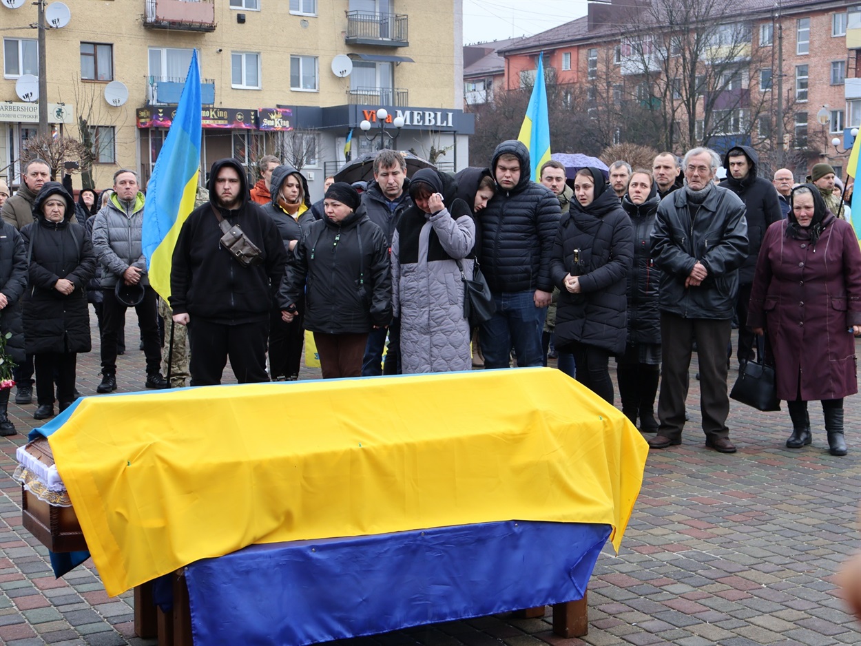 Родина загиблого воїна.