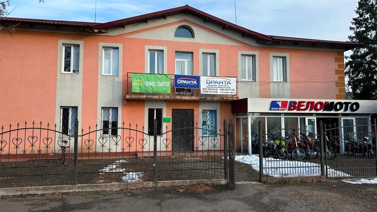 Приміщення, в якому розташований офіс землевпорядників.