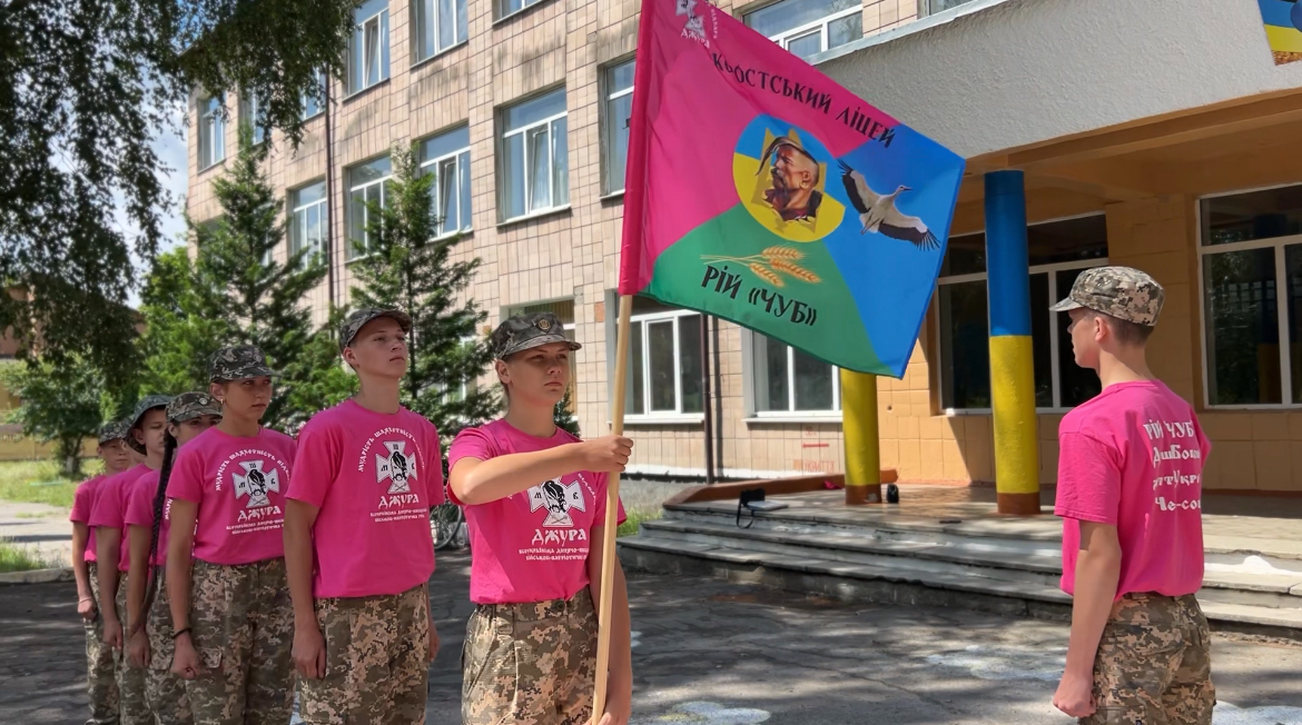 Рій йде маршем із прапором.
