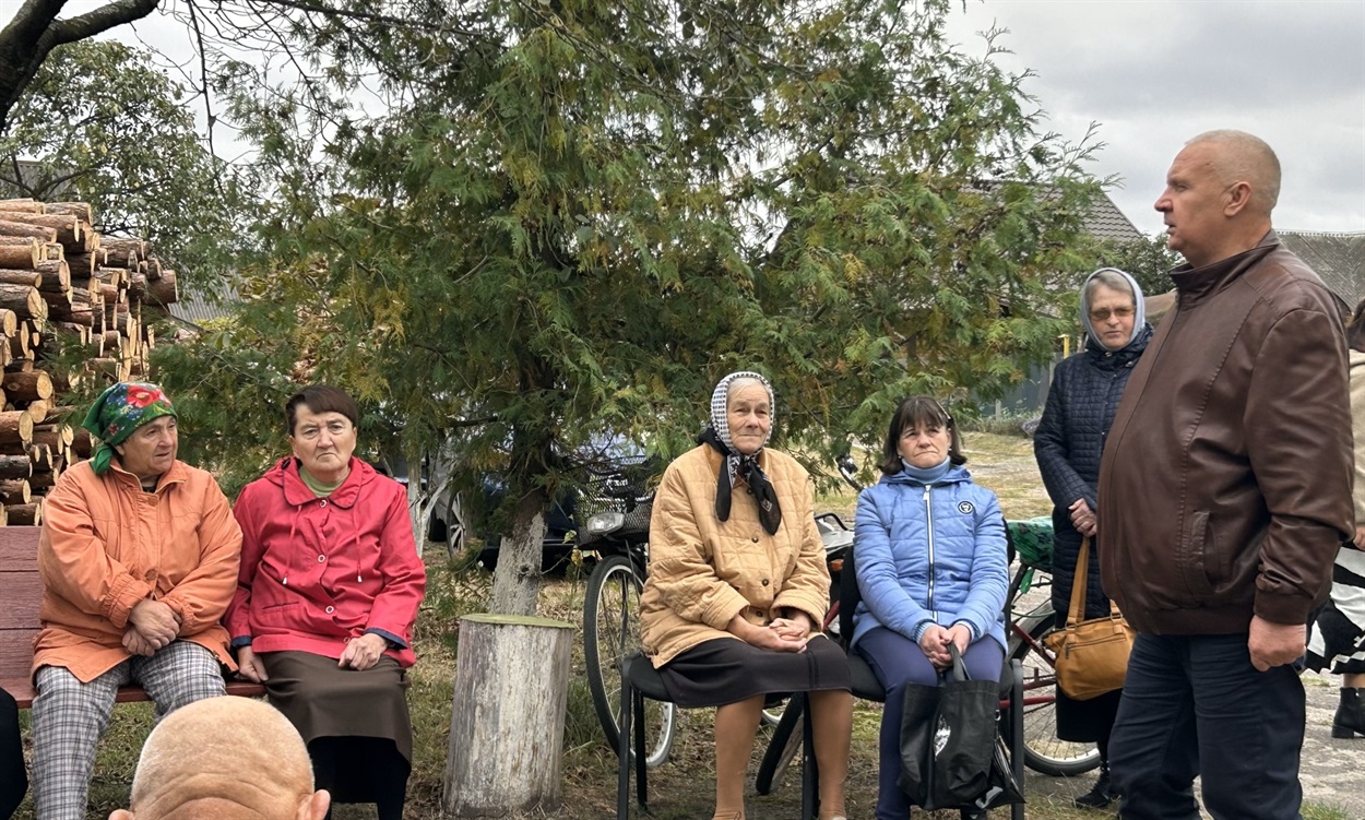 Микола Костецький (праворуч) з підопічними Центру надання соціальних послуг.