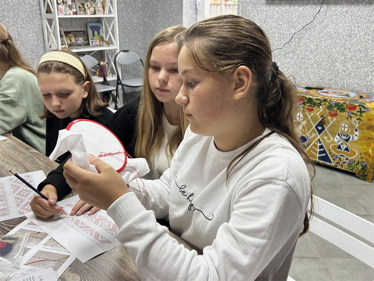 Еріка та Вікторія за вишиванням.