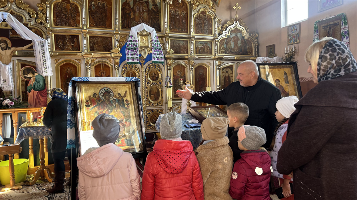 Євген Навара розповідає про ікони місцевим дітям.