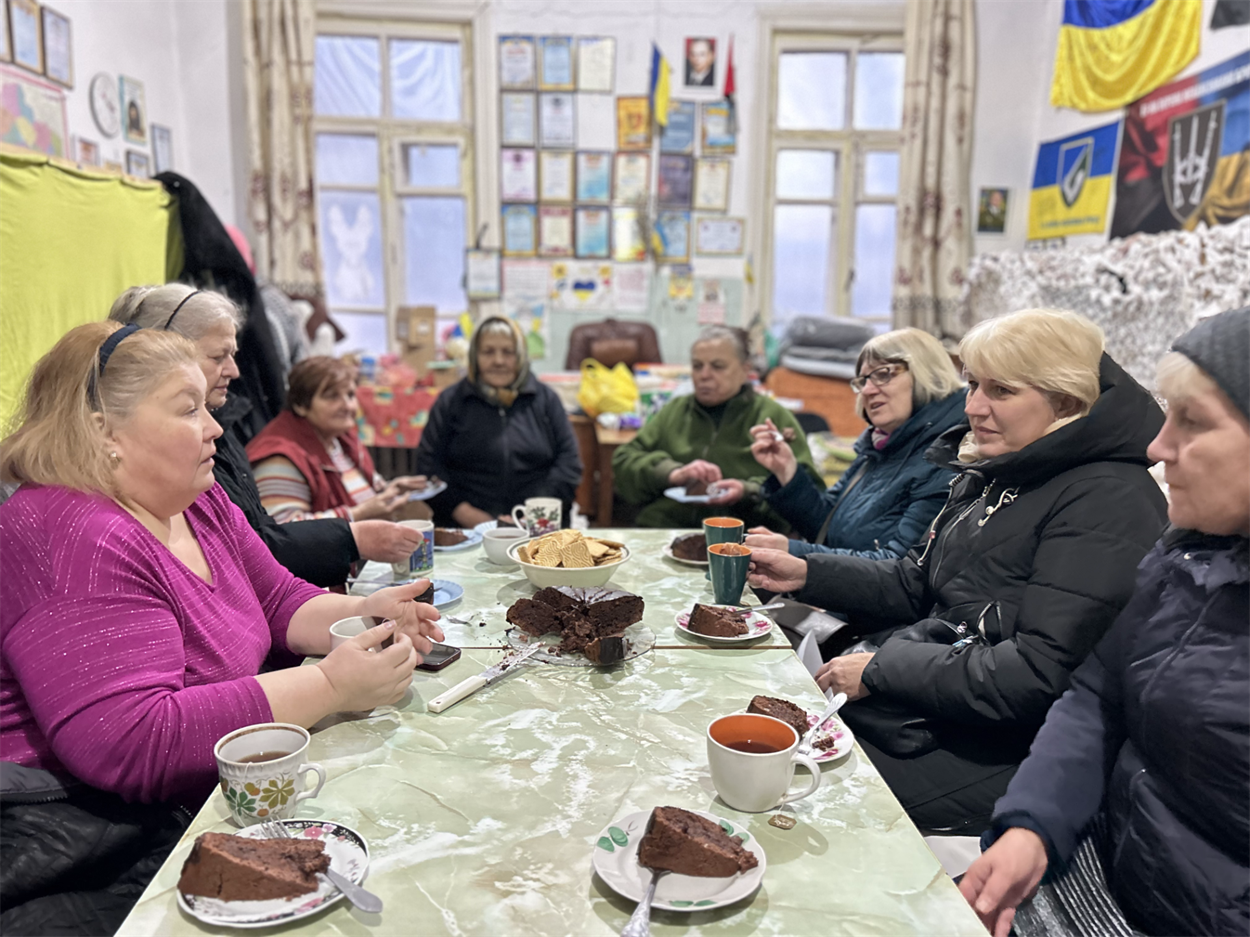 В’язальниці та волонтерки вперше зустрілися майже повним складом.