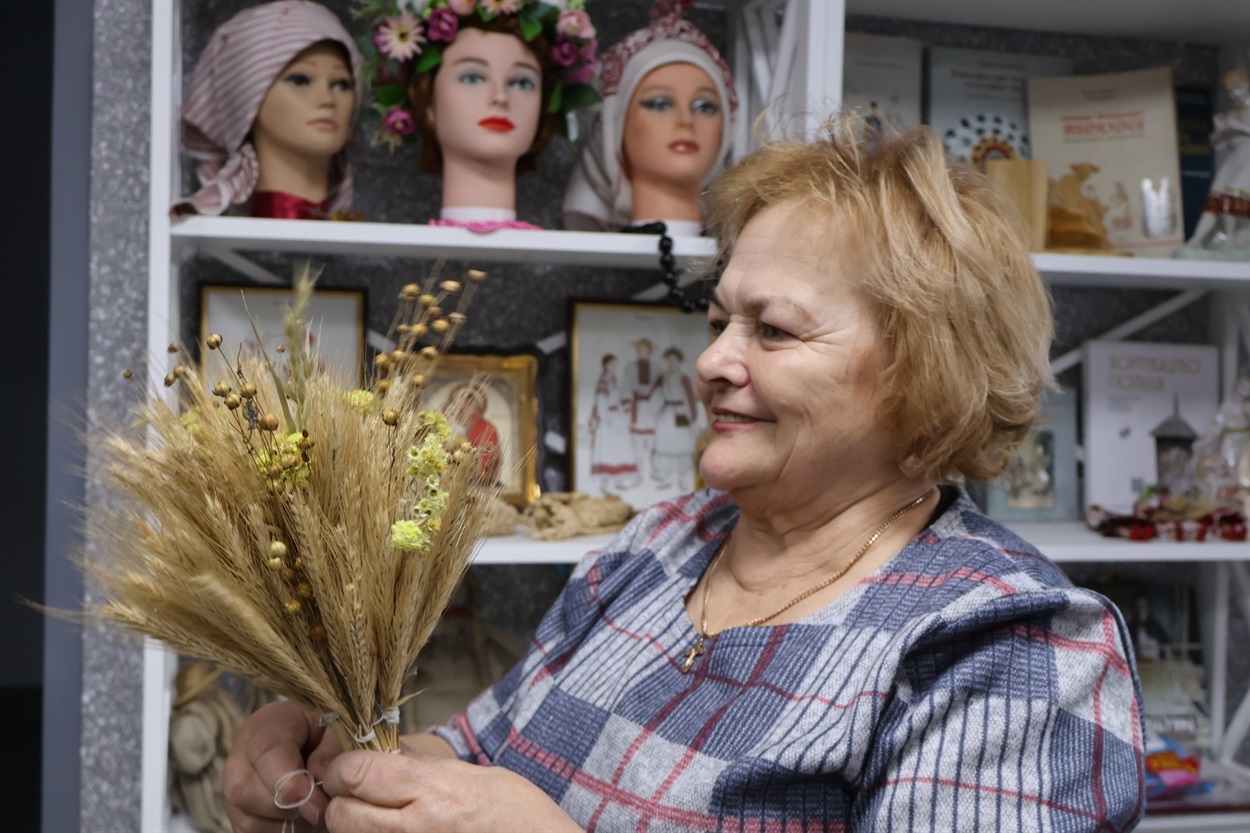 Тетяна Галах формує початок снопа.