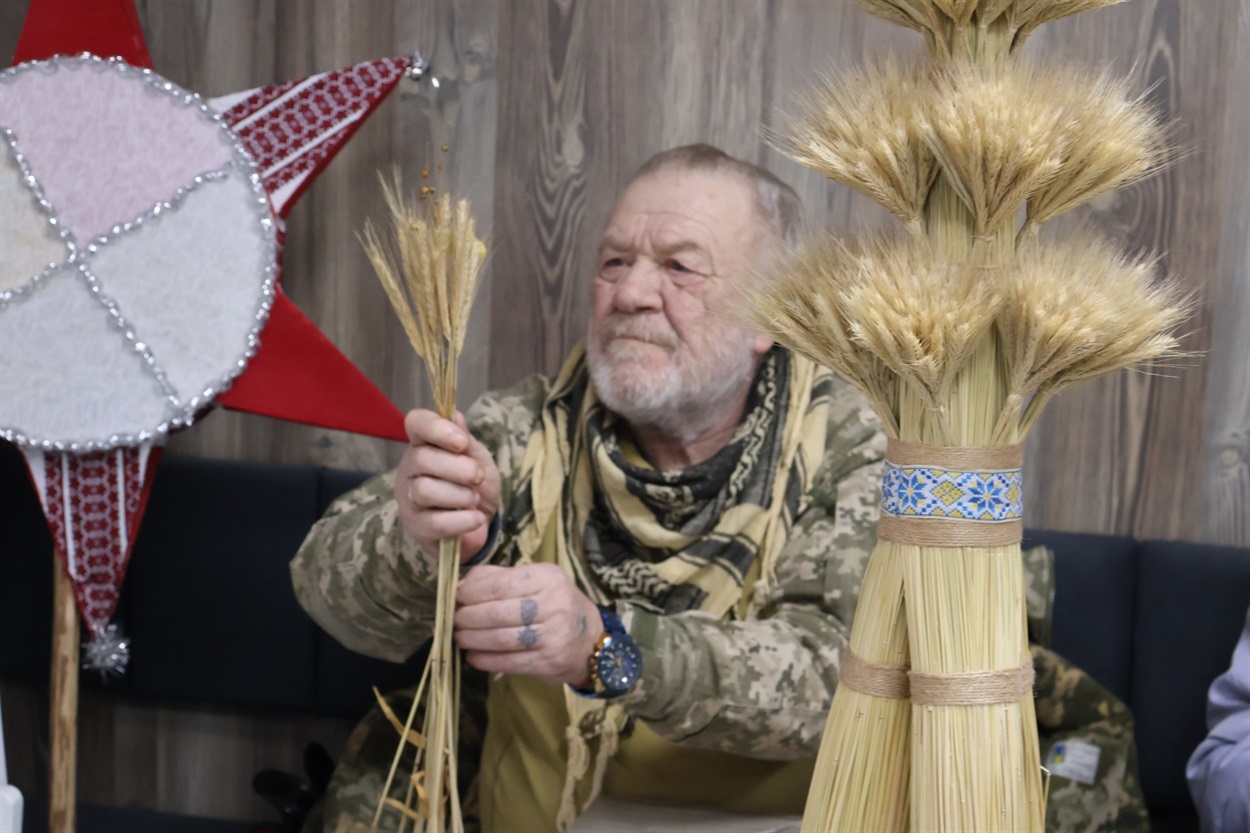 Бойовий медик Анатолій Брик у процесі плетіння дідуха.