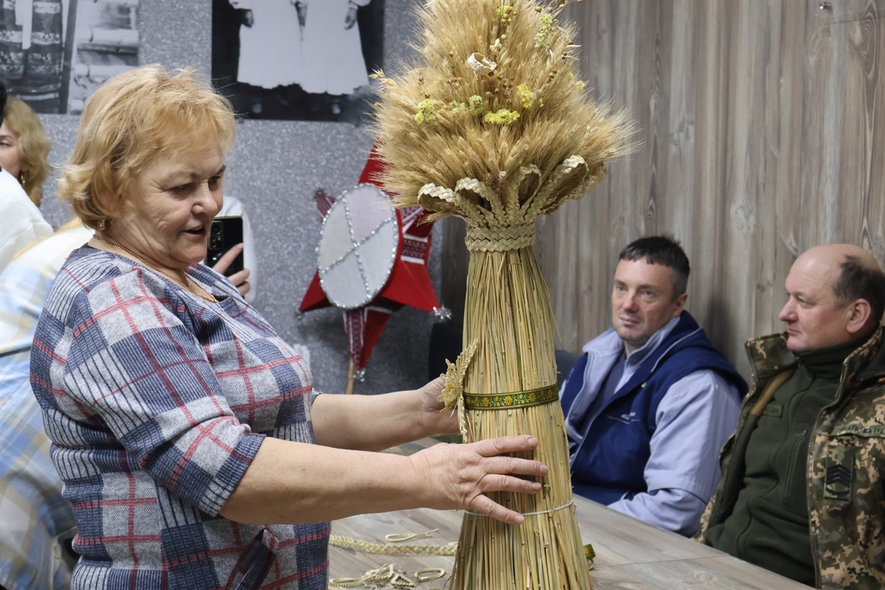 Тетяна Галах з дідухом, який зробили на МК.