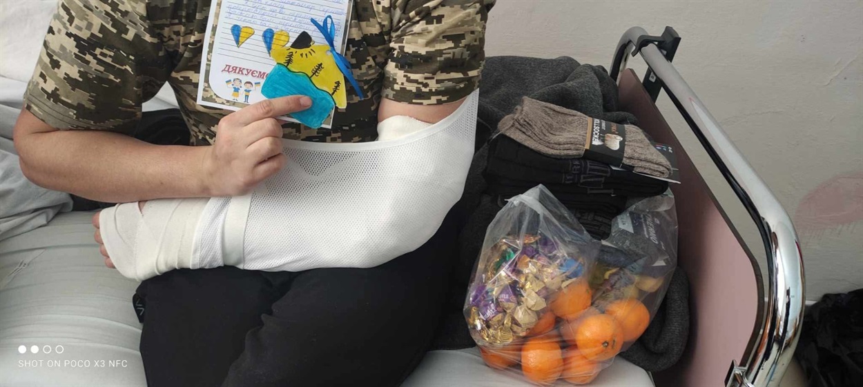 Смаколики та листівки від другокласників військовим, які проходять лікування.