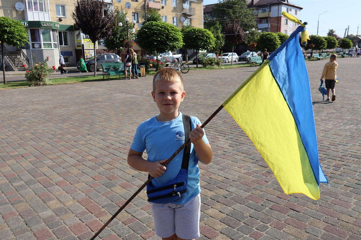 Влад вийшов на площу зі стягом на День прапора України.