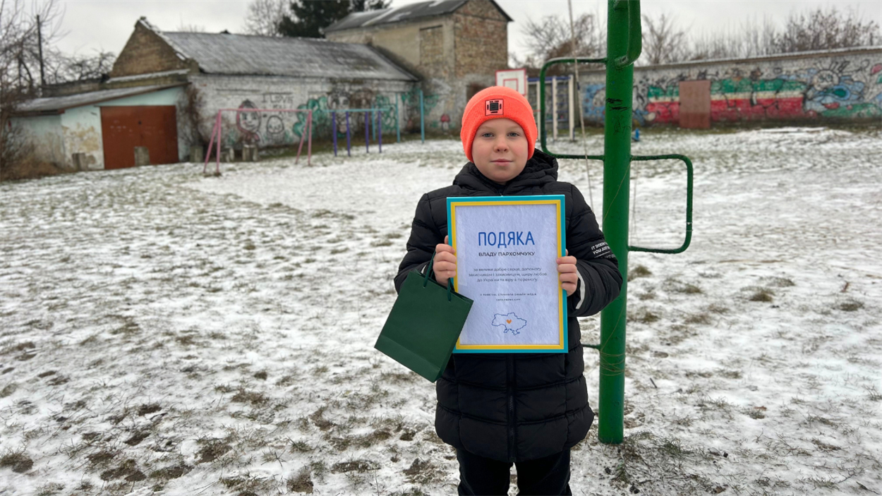 Влад біля саморобного "флагштоку" у дворі свого будинку.
