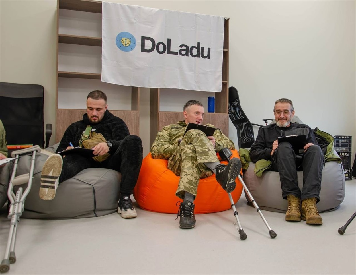 Сергій (ліворуч) на навчаннях по громадській діяльності.