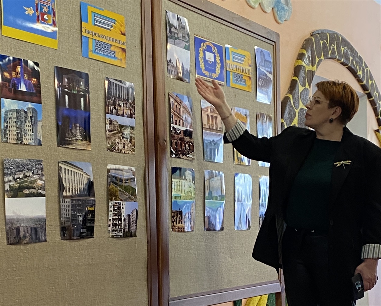 Ірина Гусак показує світлини Маріуполя.