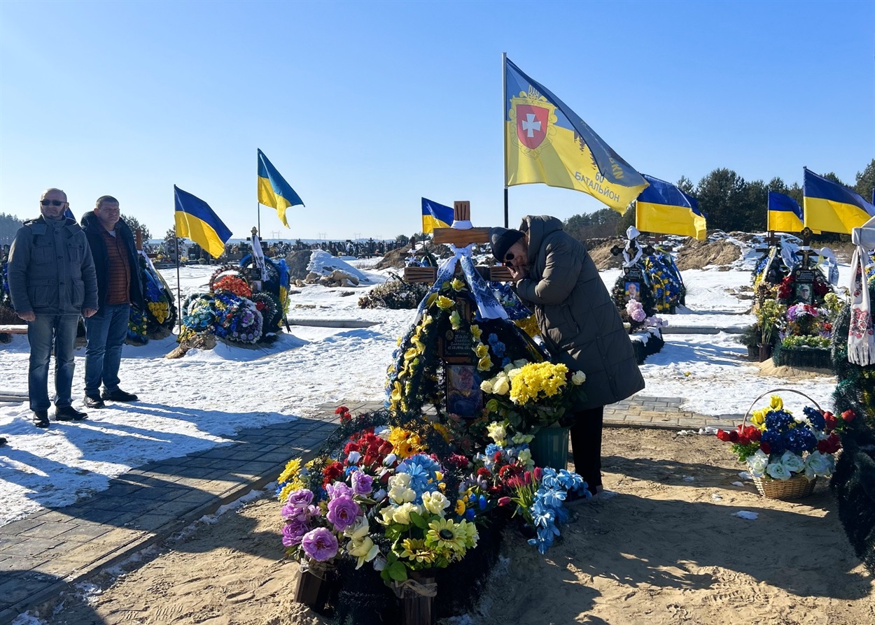 Дружина Валентина на могилі Олександра.