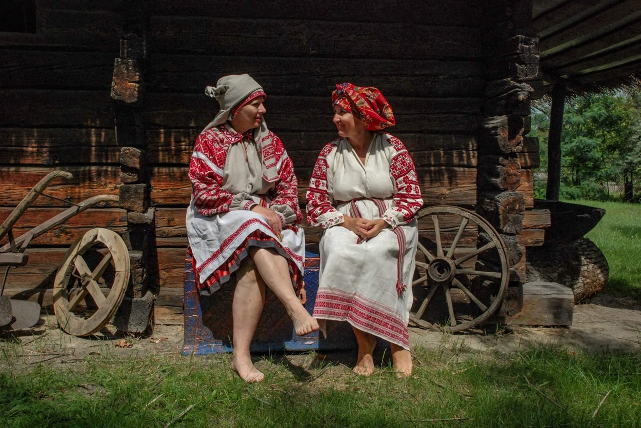 Вікторія Дашко (праворуч) та Тетяна Івушкіна (ліпоруч) в Сарненському історико-етнографічному музеї.