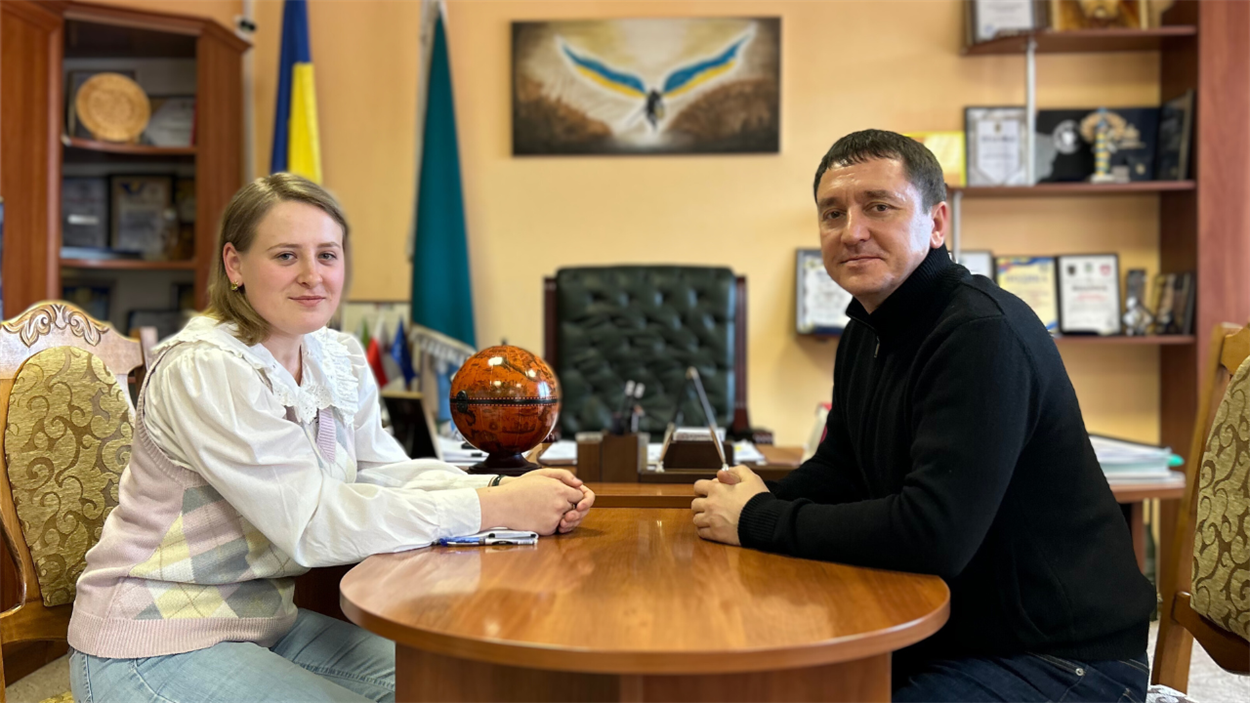 Ольга Федорчук під час спілкування з міським головою Русланом Серпеніновим.