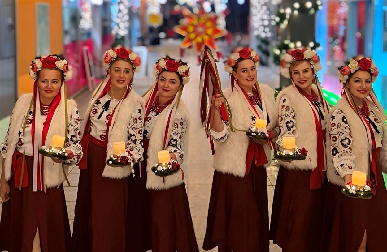 Тетяна Наливайко (ліворуч) у складі гурту «Подруги UA».