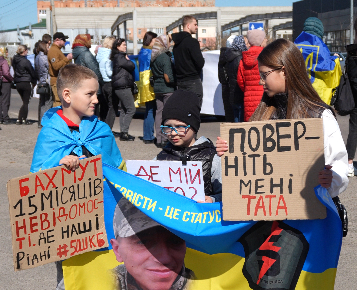 Ярослав, Дмитро та Катерина під час акції.