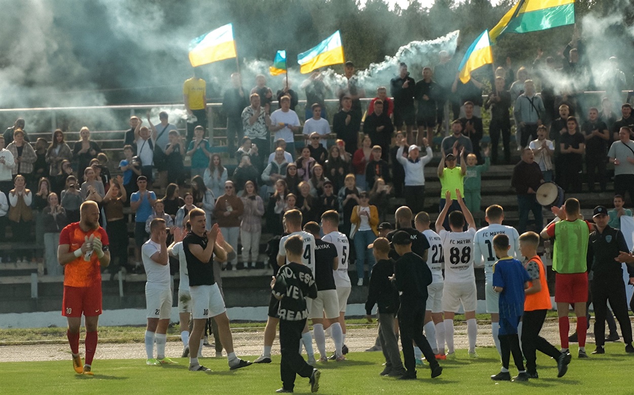 Вболівальники «Маяка» вітають команду з перемогою.