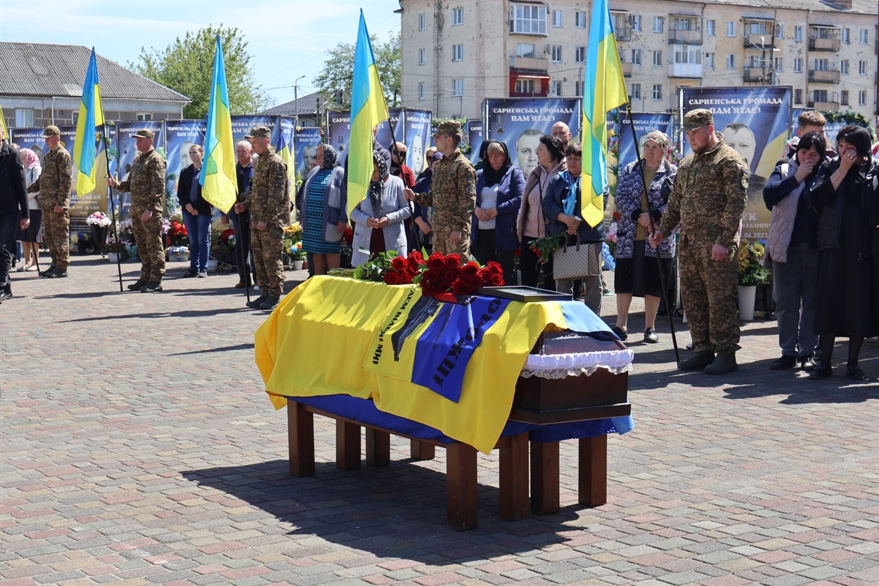 Церемонія прощання на центральній площі міста.