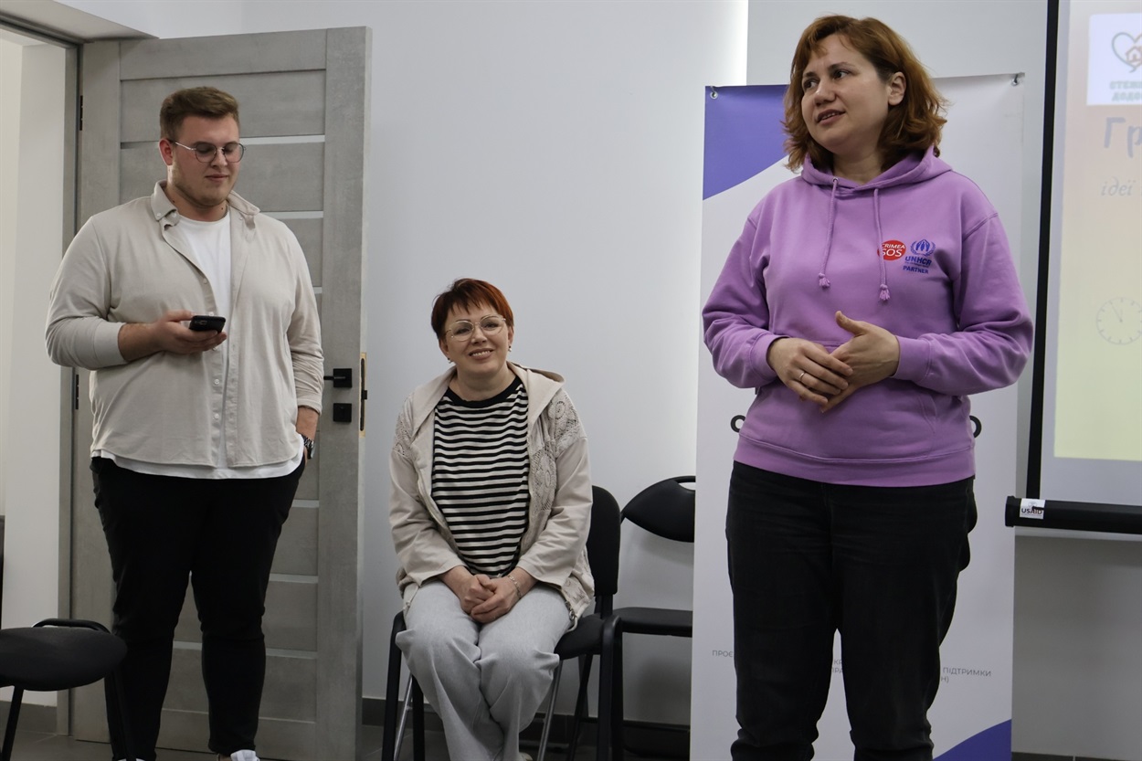 Олеся Бурдюк (праворуч), регіональна координаторка ГО «КримSOS» у Рівненській області.