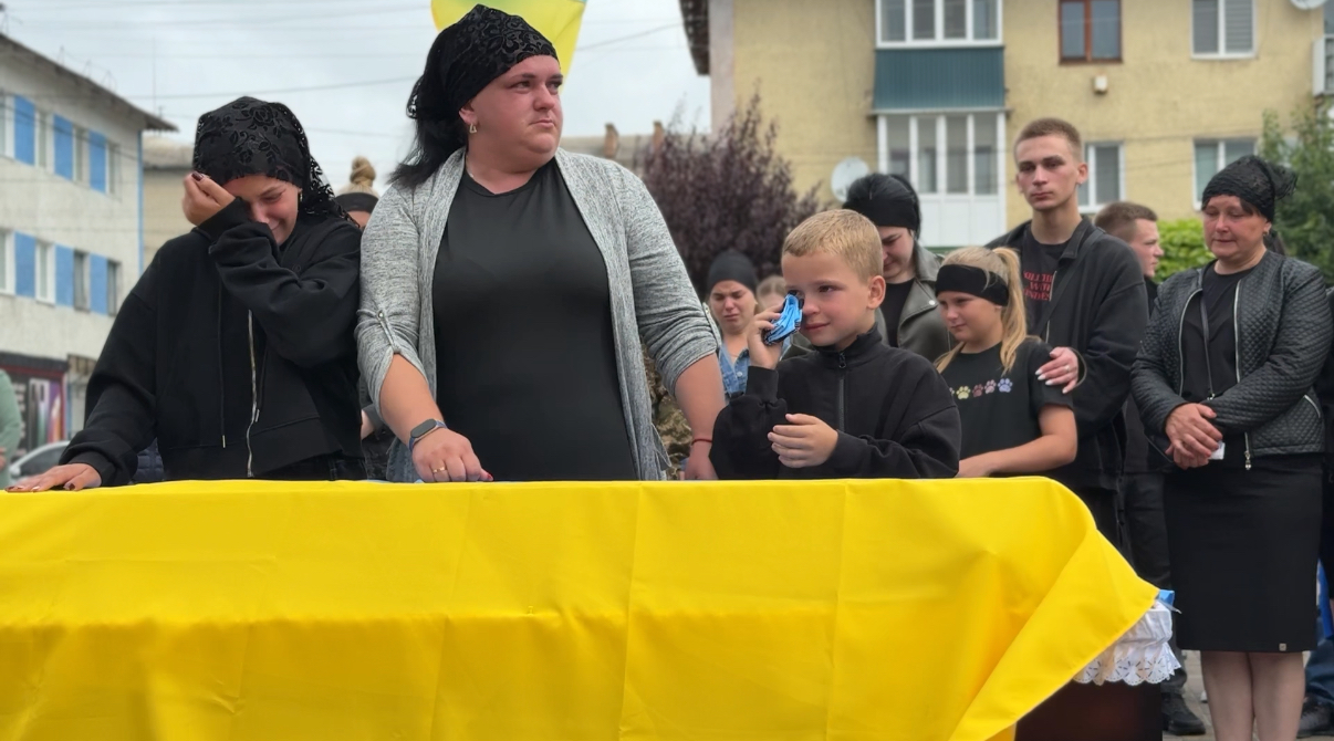 Родина загиблого воїна Івана Крупича.
