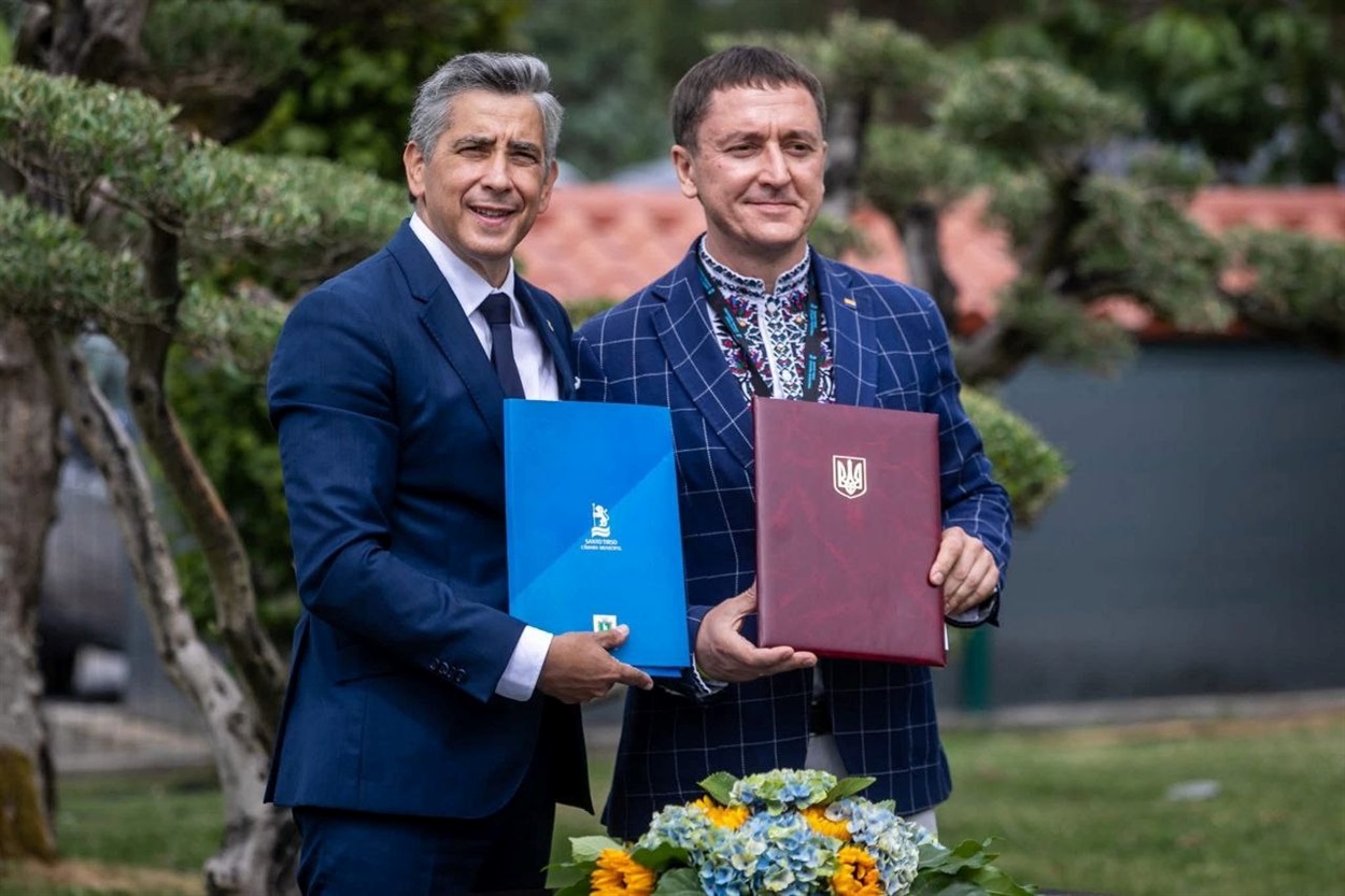 Підписання партнерства з Санту-Тірсу.