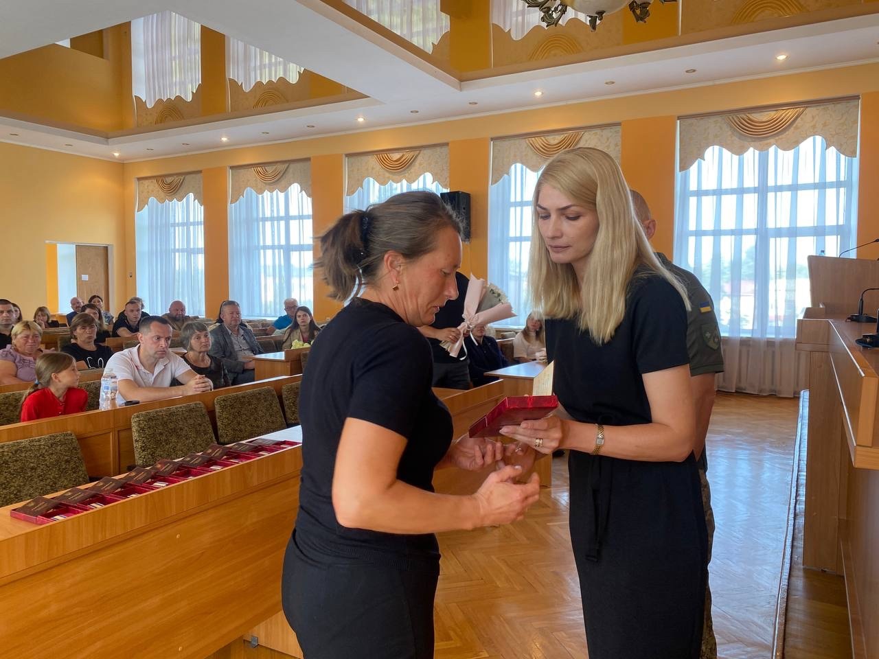 У Сарнах орденами й відзнакою нагородили полеглих військових із району