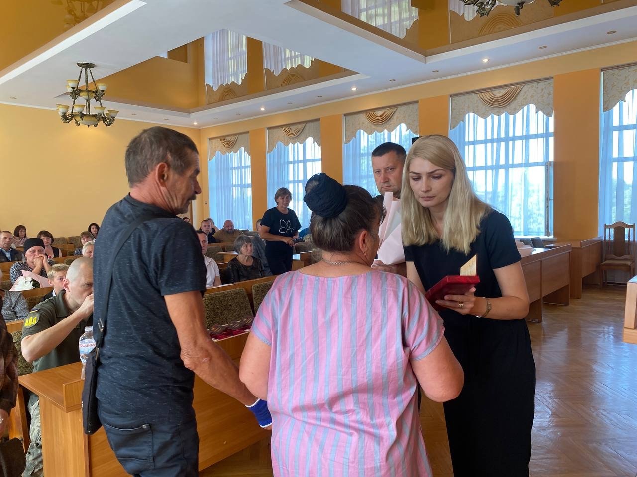 У Сарнах орденами й відзнакою нагородили полеглих військових із району