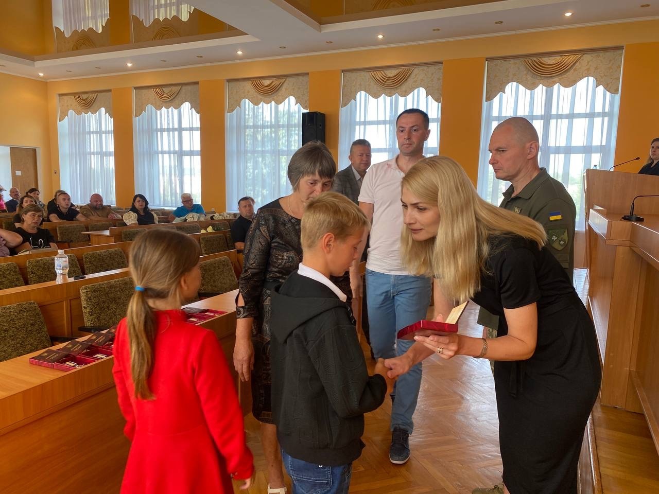 У Сарнах орденами й відзнакою нагородили полеглих військових із району