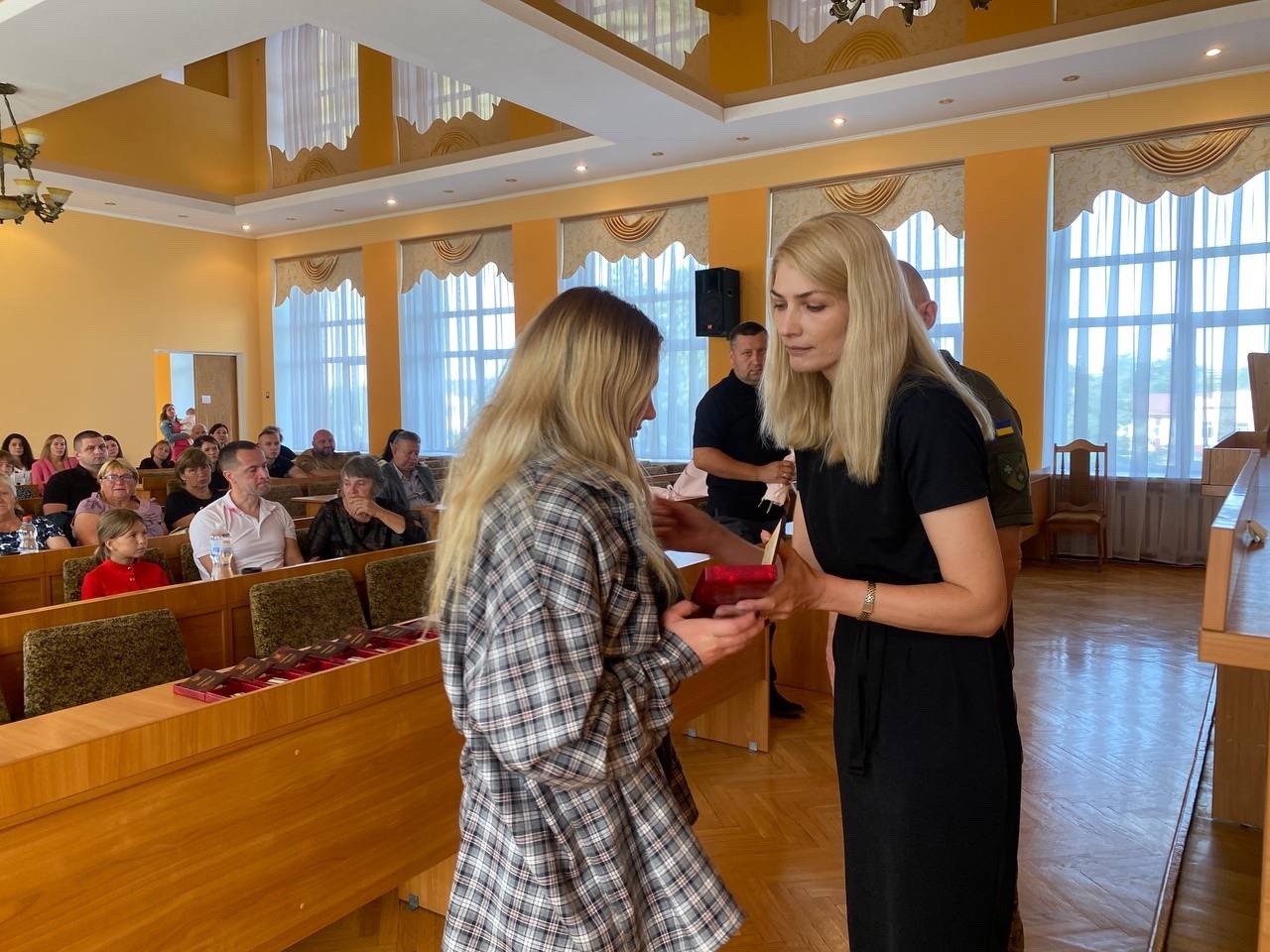 У Сарнах орденами й відзнакою нагородили полеглих військових із району