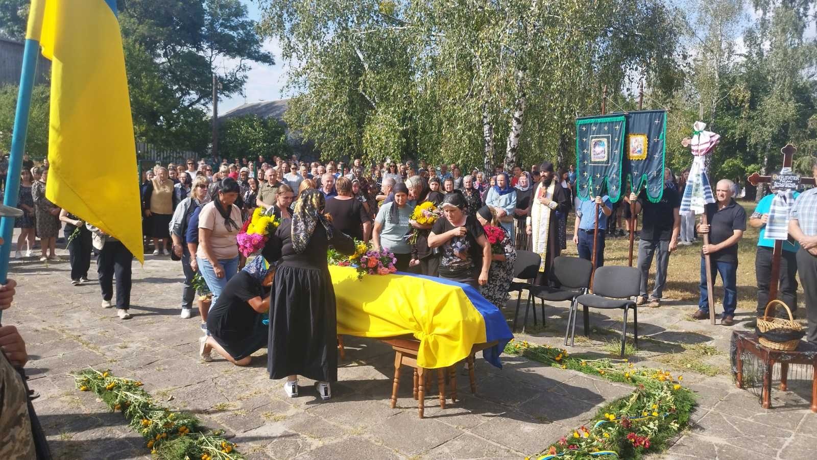 У громаді Сарненського району попрощалися з померлим військовим