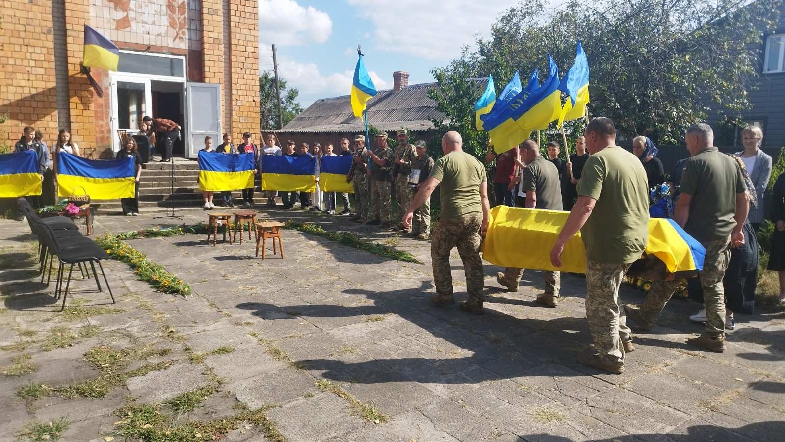 У громаді Сарненського району попрощалися з померлим військовим