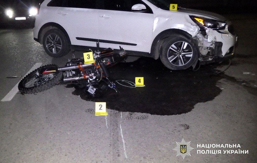 У Сарнах водійка зіткнулася з неповнолітнім за кермом мотоцикла: що відомо