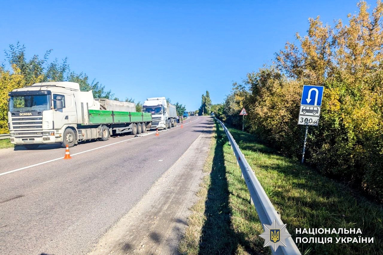 На Рівненщині зіткнулися три вантажівки: одного з водіїв госпіталізували
