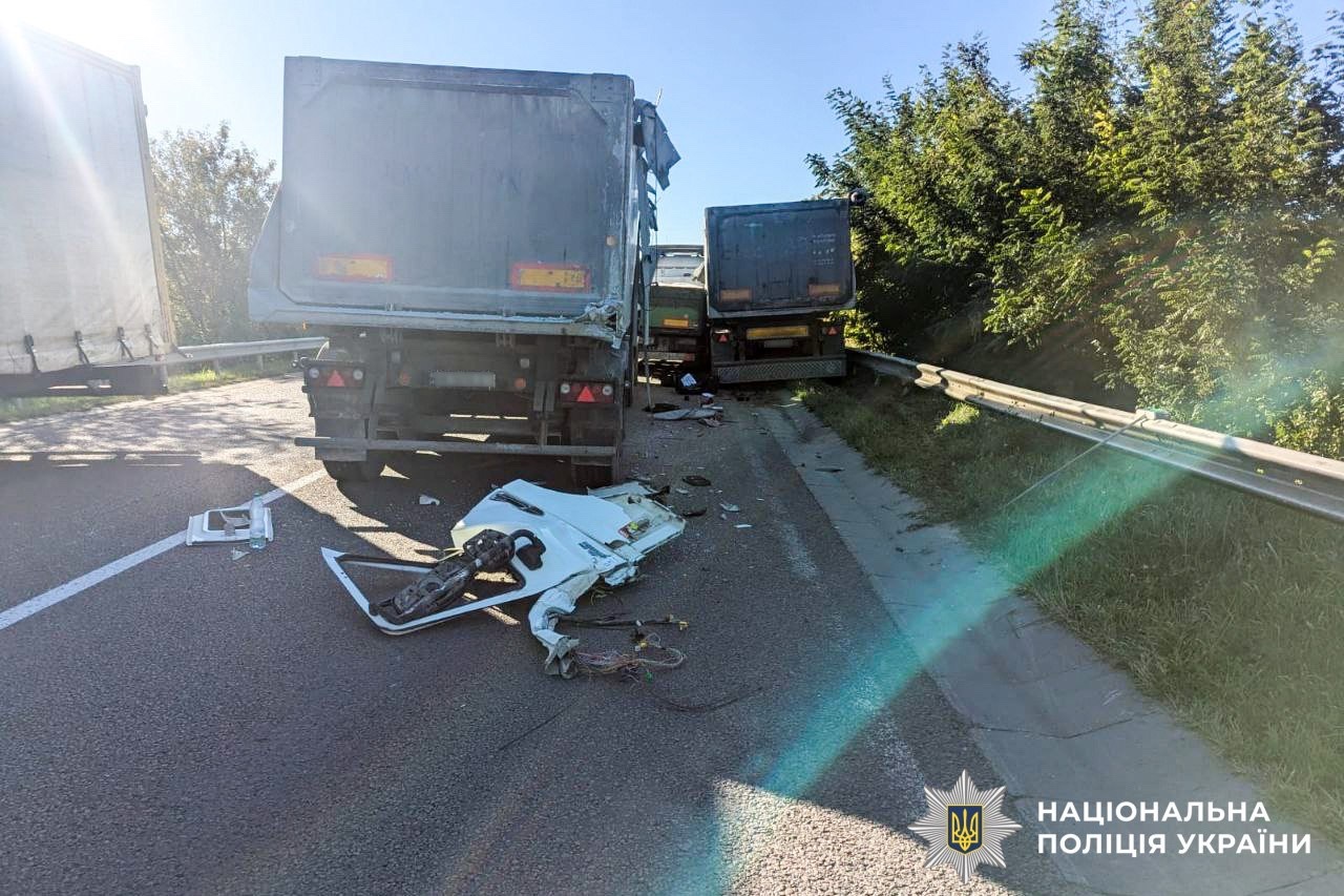 На Рівненщині зіткнулися три вантажівки: одного з водіїв госпіталізували