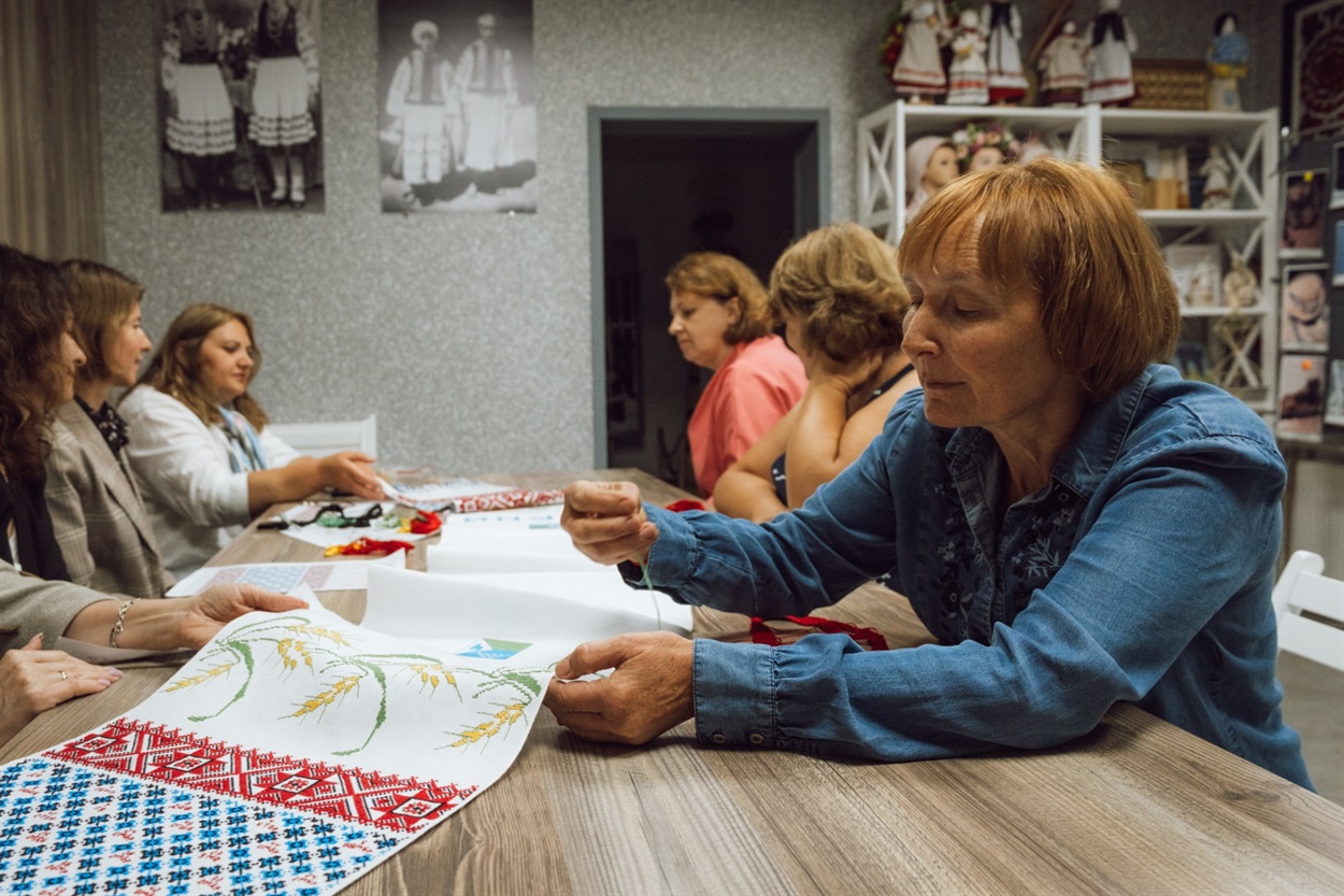 Вишивання «Рушника надії» в Етноцентрі «Полісся», що діє при Сарненському історико-етнографічному музеї.